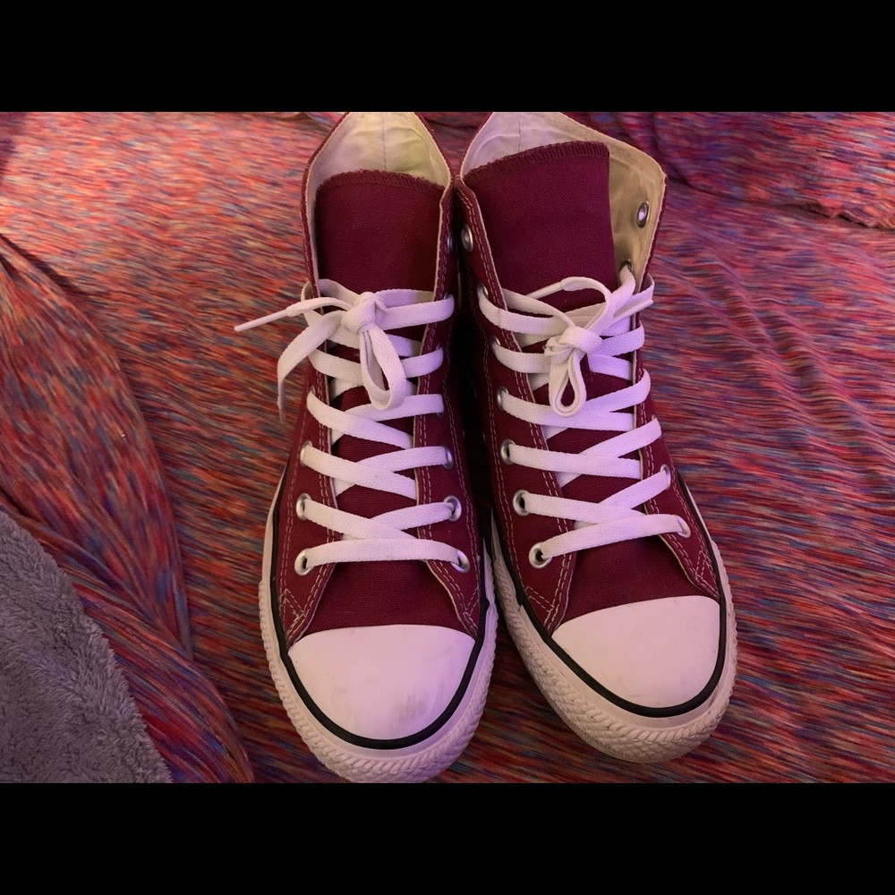 Women’s 8 Burgundy Converse